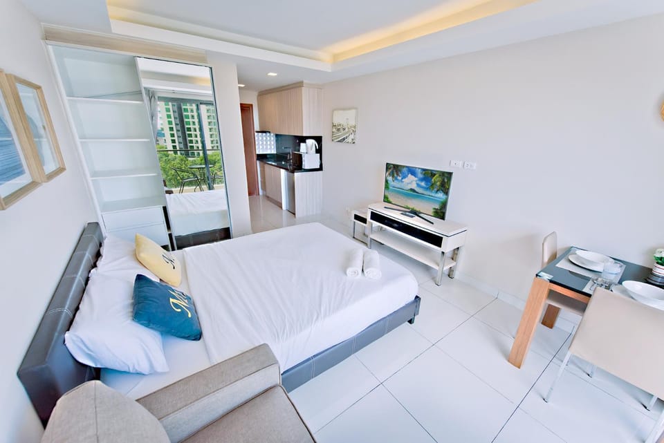 TV and multimedia, Kitchen or kitchenette, Dining area, Bedroom