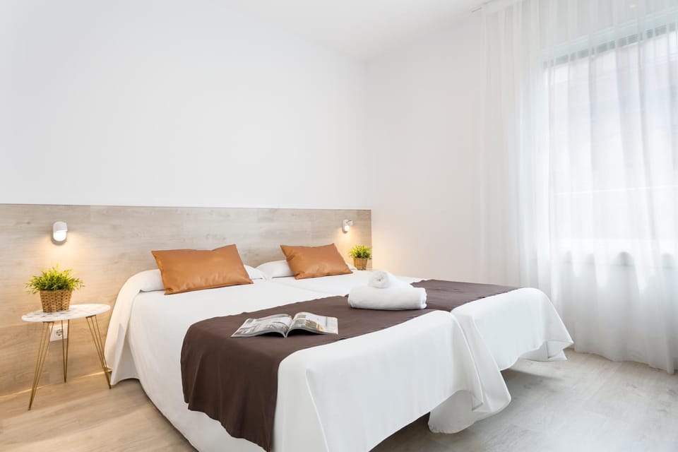 Photo of the whole room, Decorative detail, Bedroom