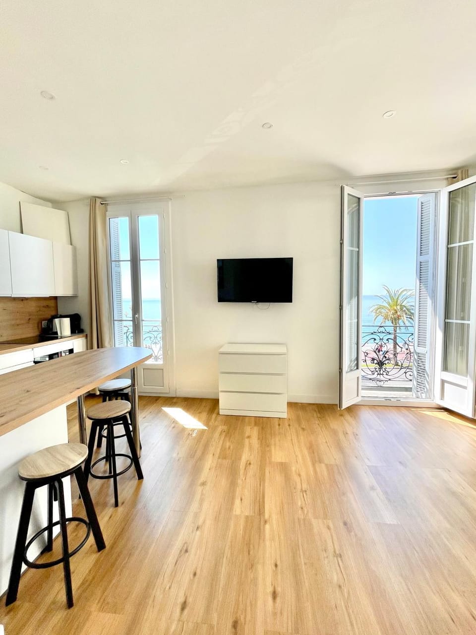 Communal lounge/ TV room, Sea view