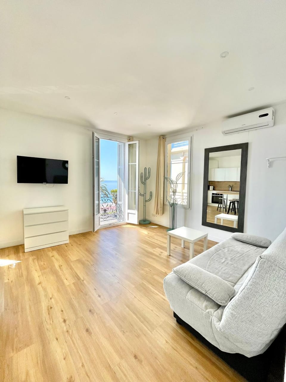 TV and multimedia, Seating area, air conditioner