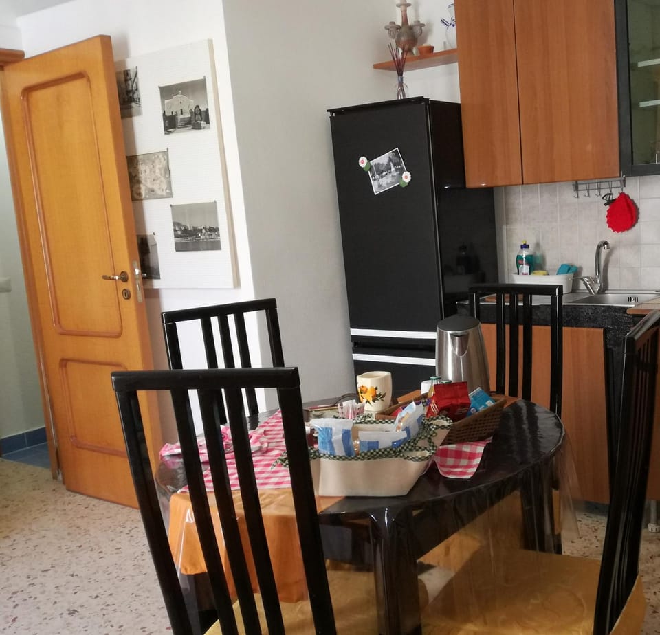 Kitchen or kitchenette, Living room, Food, Non alcoholic drinks