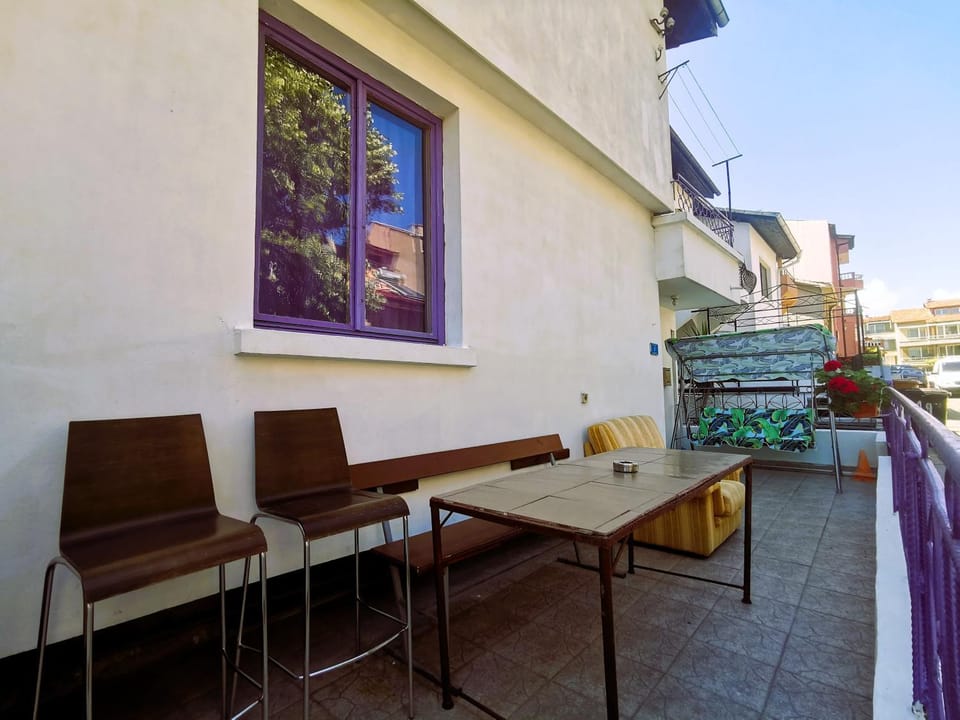 Property building, Patio, Day, Location