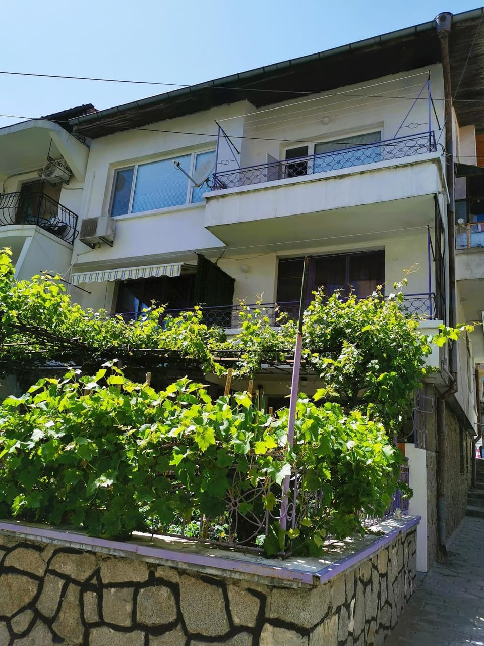 Property building, Patio, Day, Neighbourhood, Summer, On site, Street view, Quiet street view