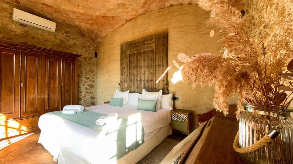 Bed, Photo of the whole room, Decorative detail, air conditioner