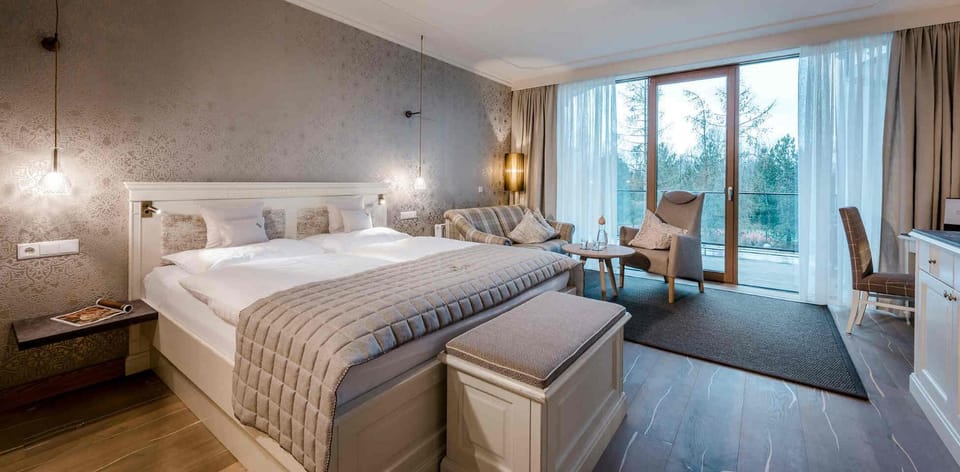 Bed, Photo of the whole room, Seating area, Bedroom