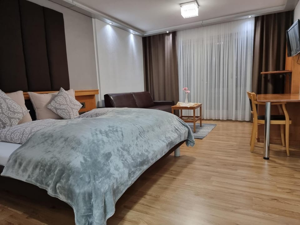 Bed, TV and multimedia, Seating area, Bedroom