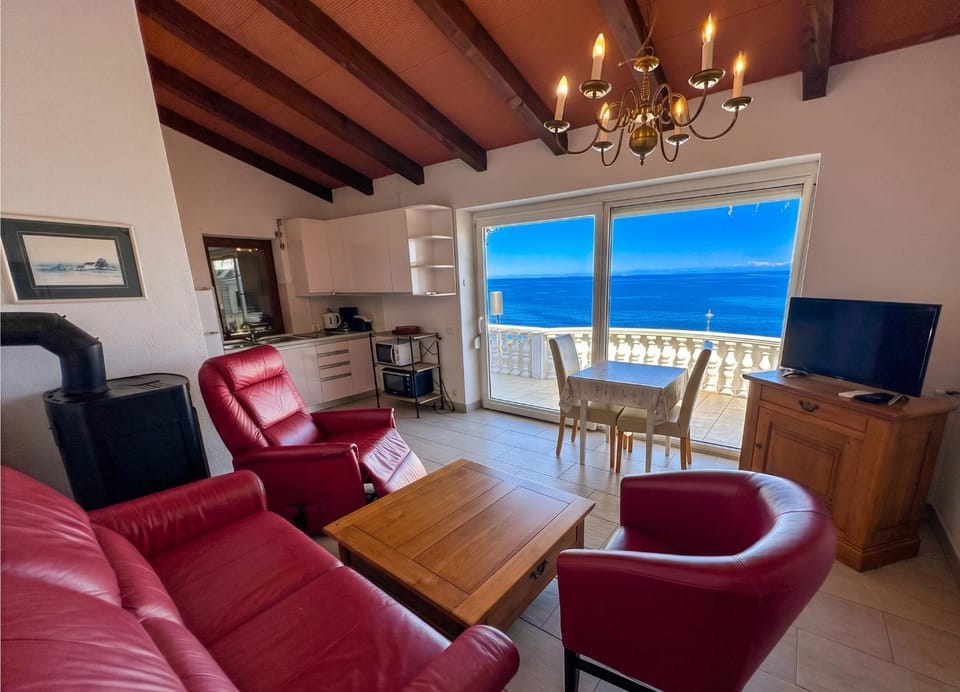 Communal lounge/ TV room, Natural landscape, TV and multimedia, Living room, Seating area, Dining area, Evening entertainment, Sea view