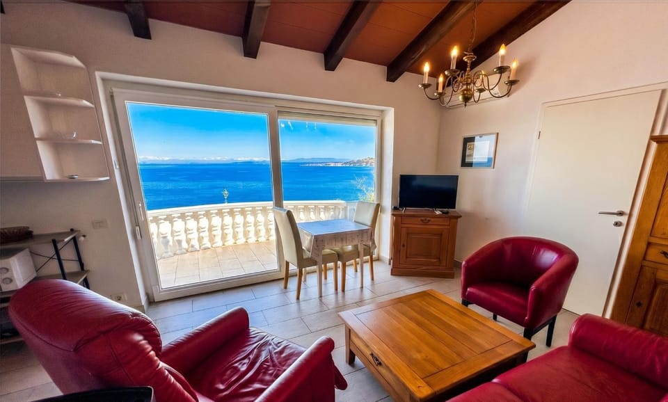 Communal lounge/ TV room, Natural landscape, TV and multimedia, View (from property/room), Balcony/Terrace, Living room, Seating area, Dining area, Evening entertainment, Sea view