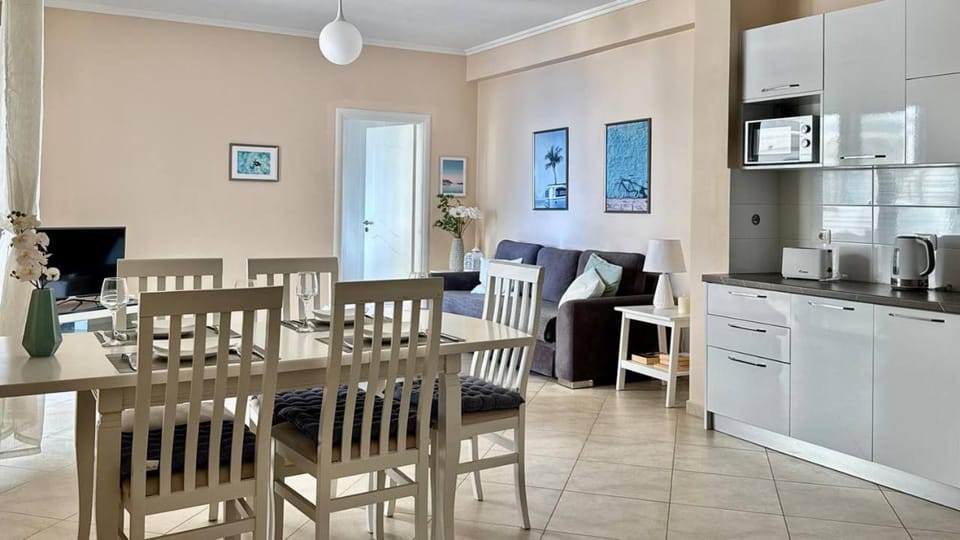 Kitchen or kitchenette, Living room, Seating area, Dining area