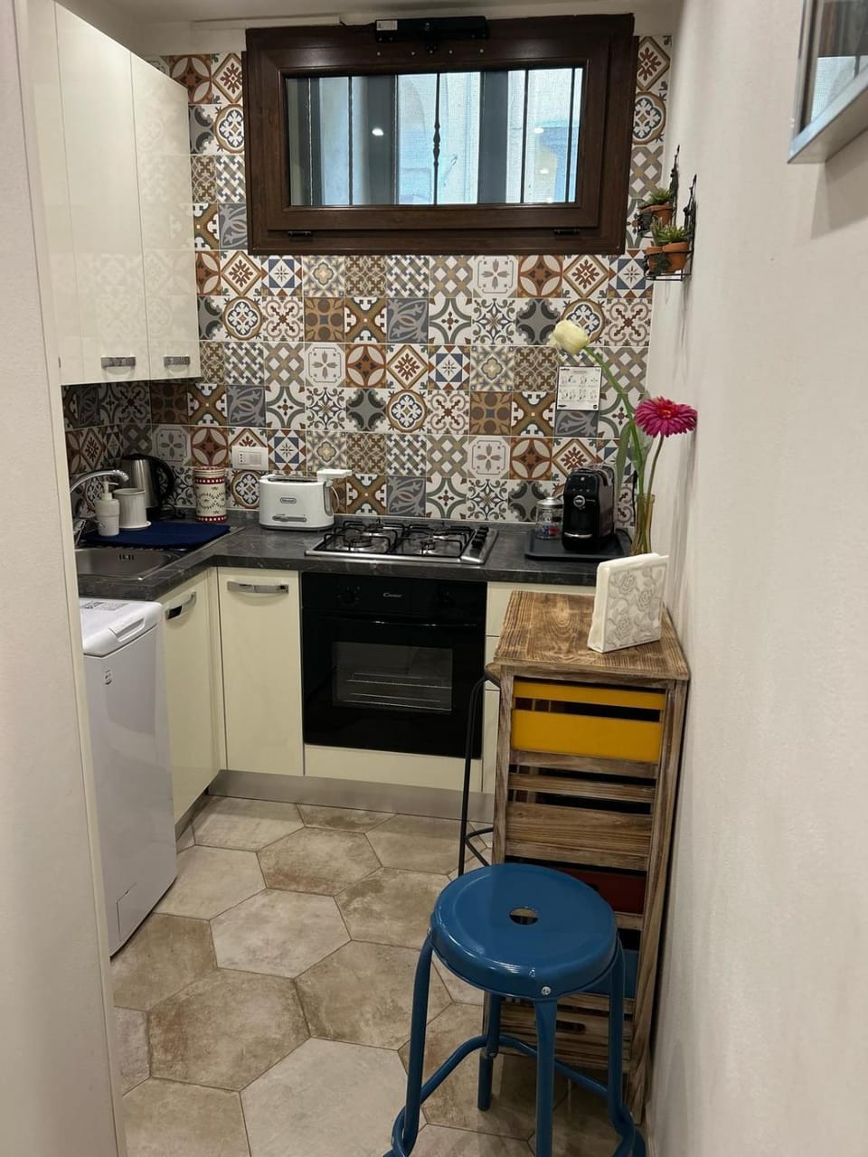 Kitchen or kitchenette, oven, stove, toaster, washing machine