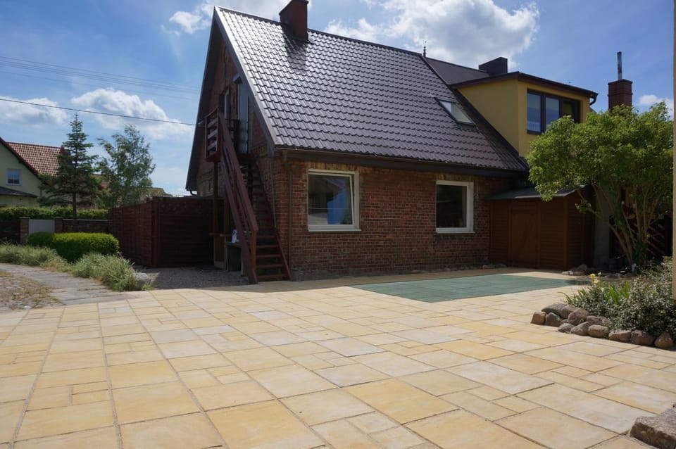 Property building, Day, Garden, Garden view, Street view