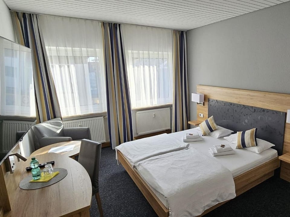 Bed, TV and multimedia, Photo of the whole room