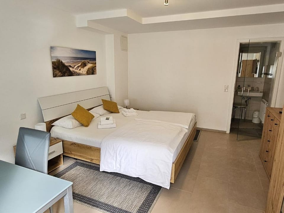 Bed, Photo of the whole room, Seating area