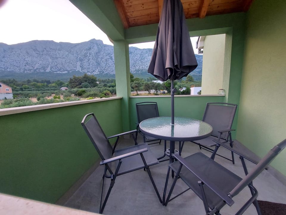 Balcony/Terrace, Mountain view