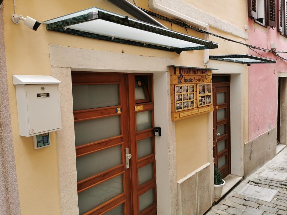 Property building, Facade/entrance
