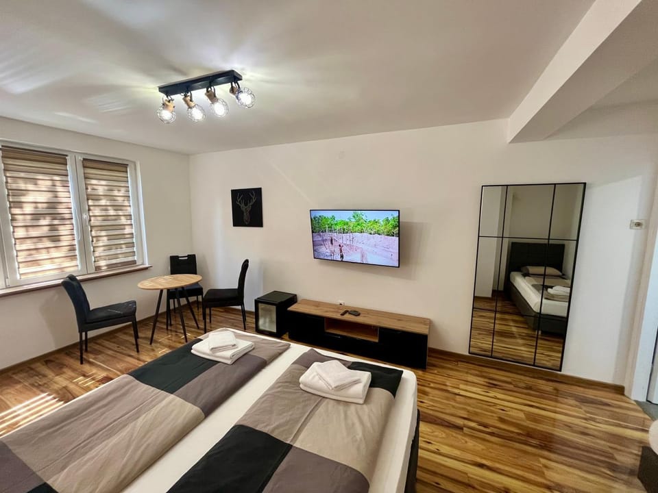 TV and multimedia, Seating area, Bedroom