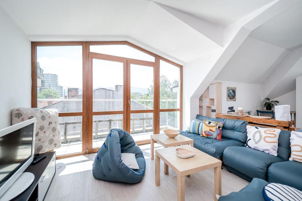 Seating area, Area and facilities