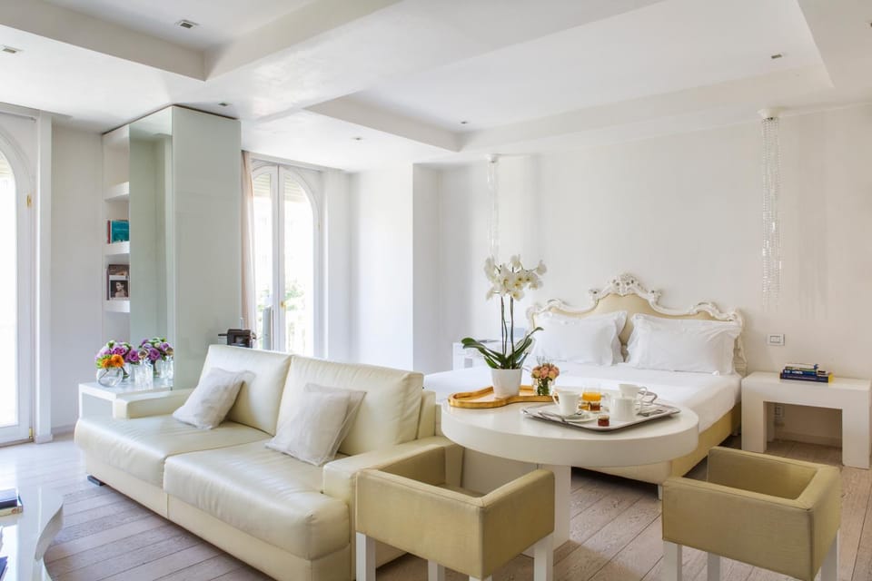 Photo of the whole room, Seating area