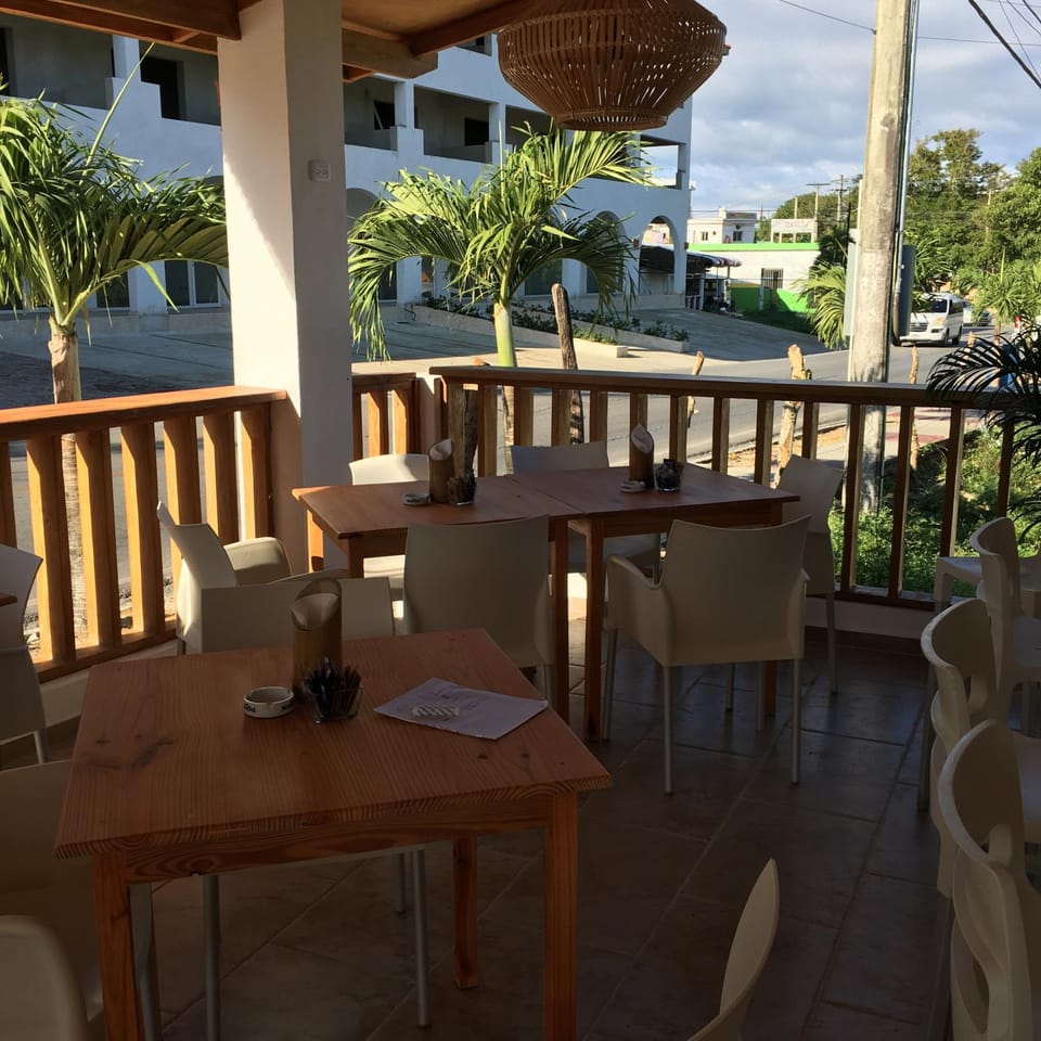 Restaurant/places to eat, Restaurant/places to eat, Lounge or bar