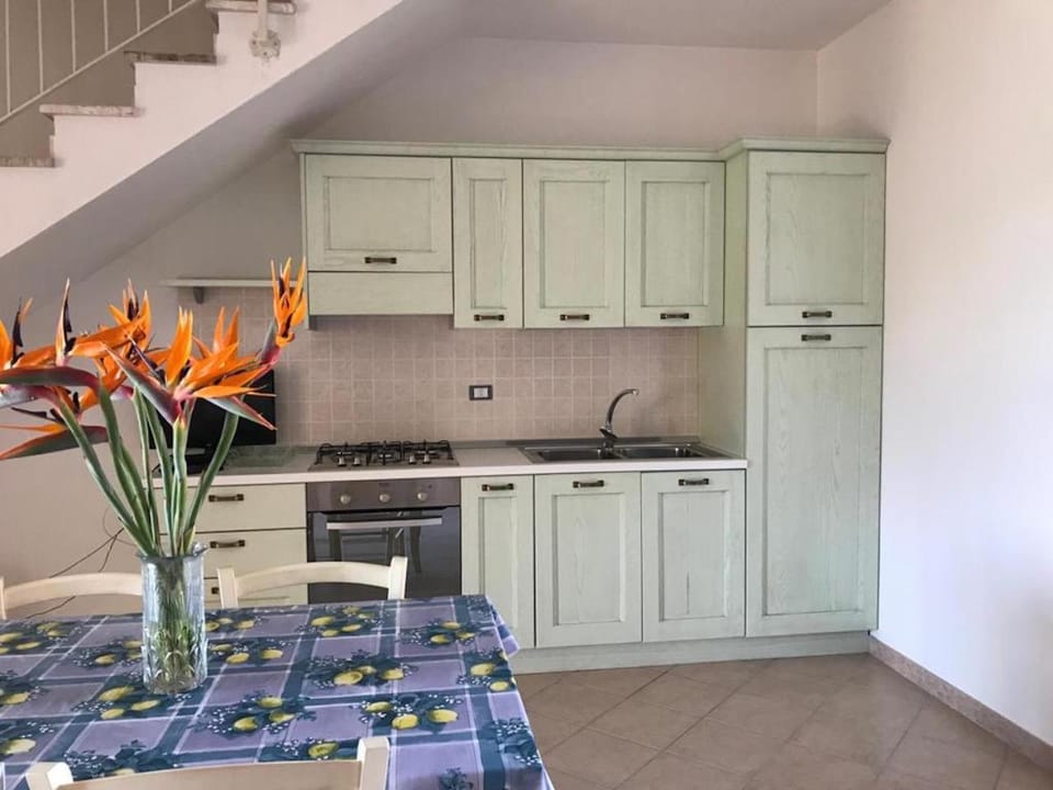 Kitchen or kitchenette, Dining area, Communal kitchen