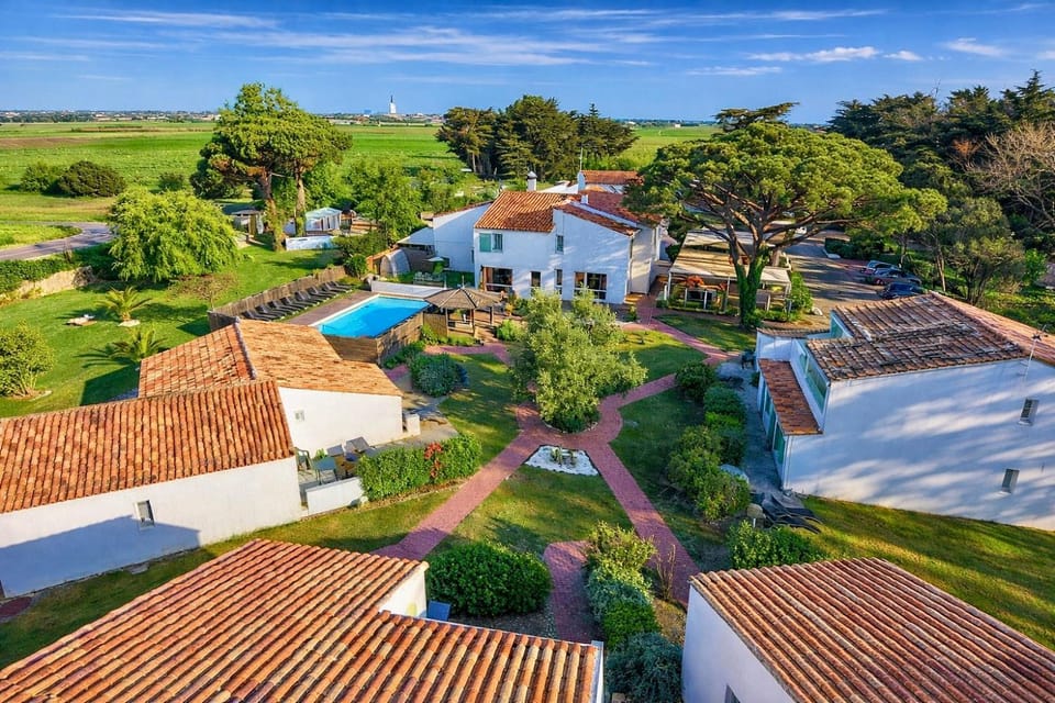 Property building, Garden, Garden view, Swimming pool, Location