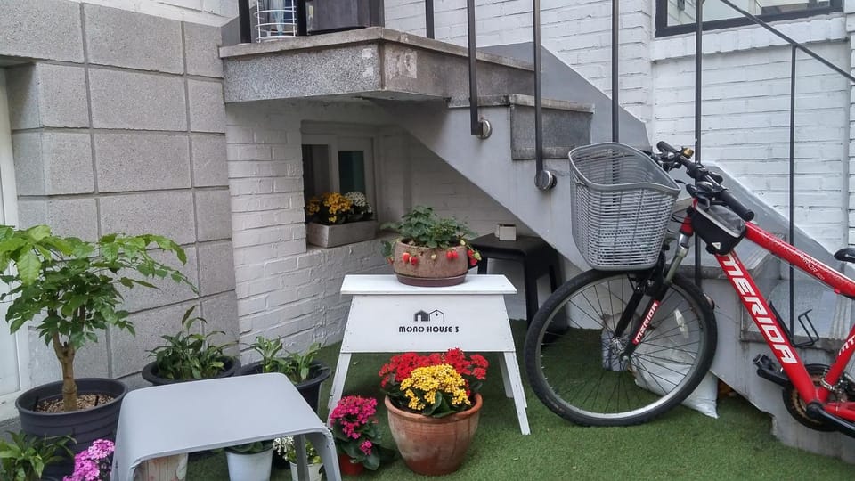 neat house hongdae Bed and Breakfast in Seoul
