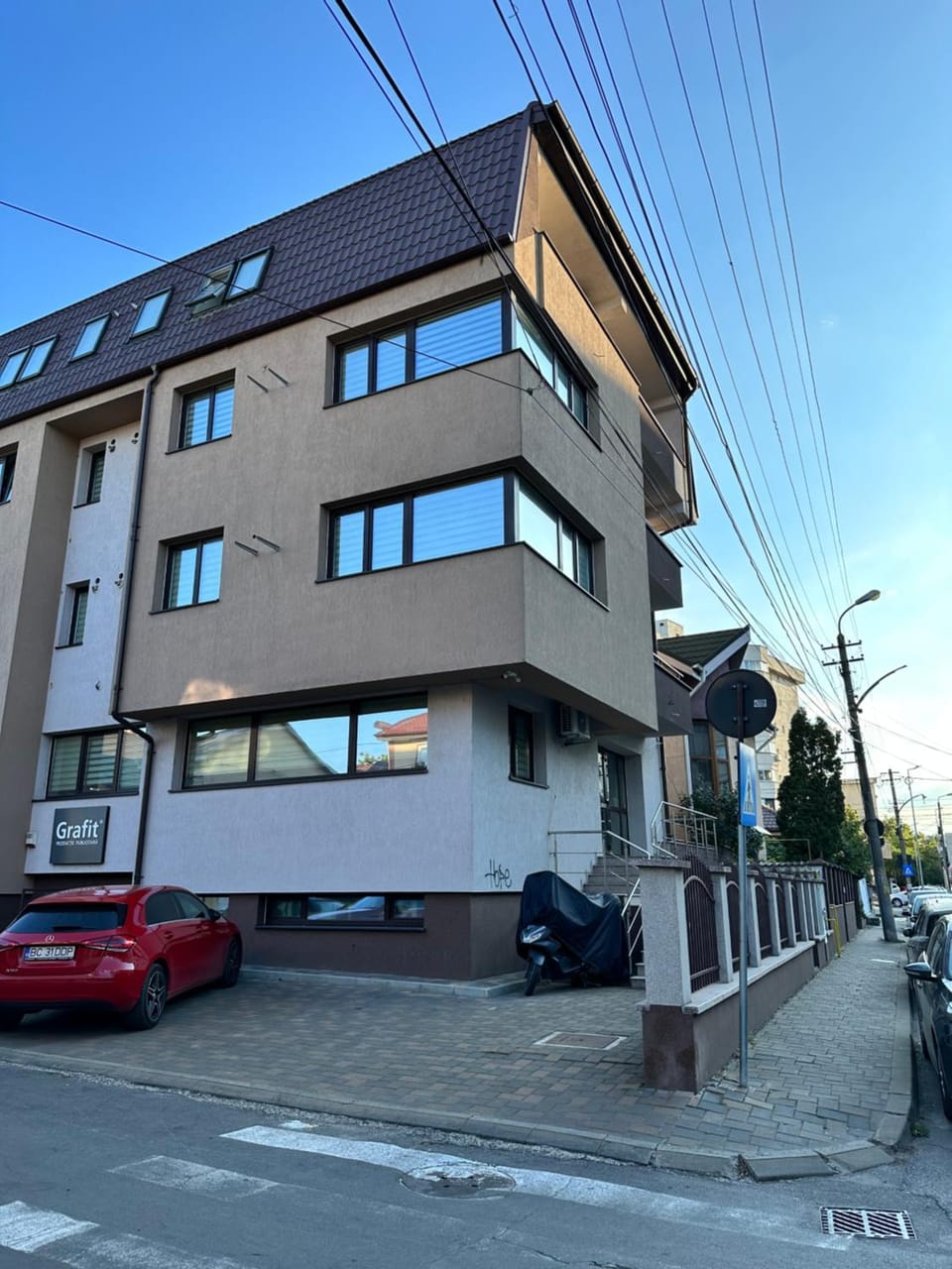 Property building, Neighbourhood, Street view, Location, Parking