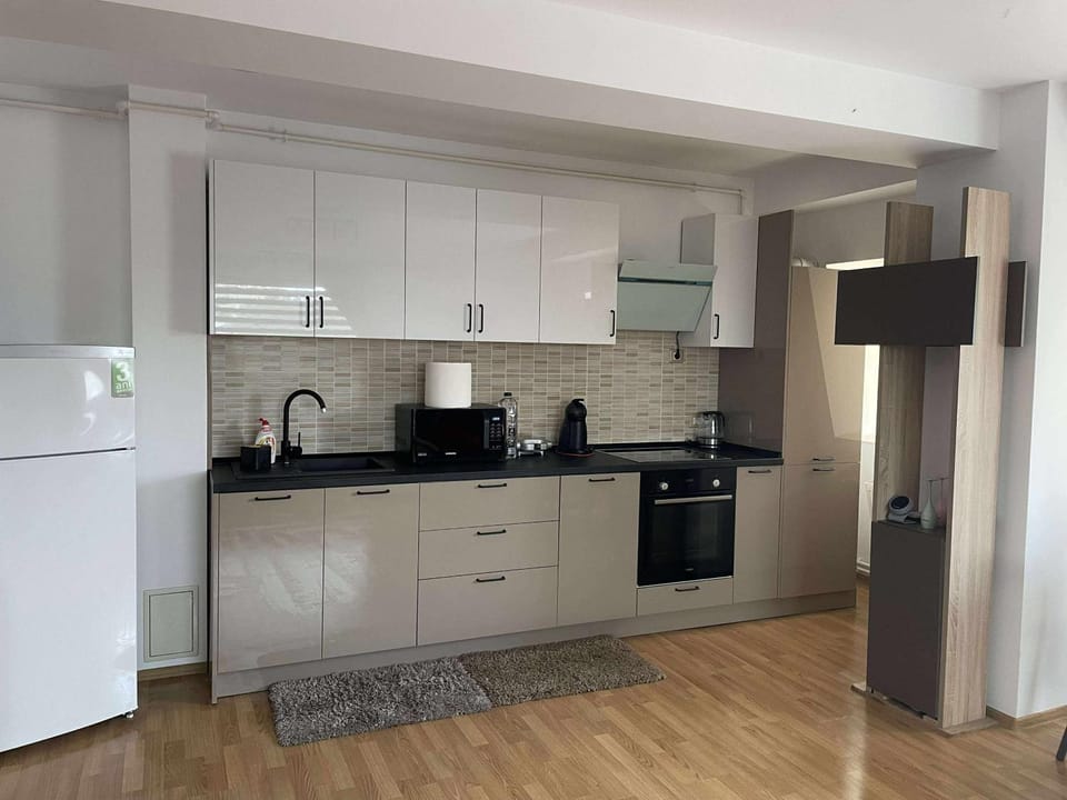Coffee/tea facilities, Kitchen or kitchenette, dishwasher, oven, stove