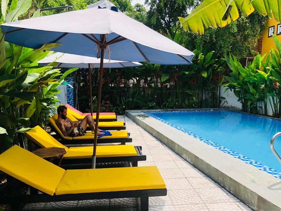 Swimming pool, sunbed