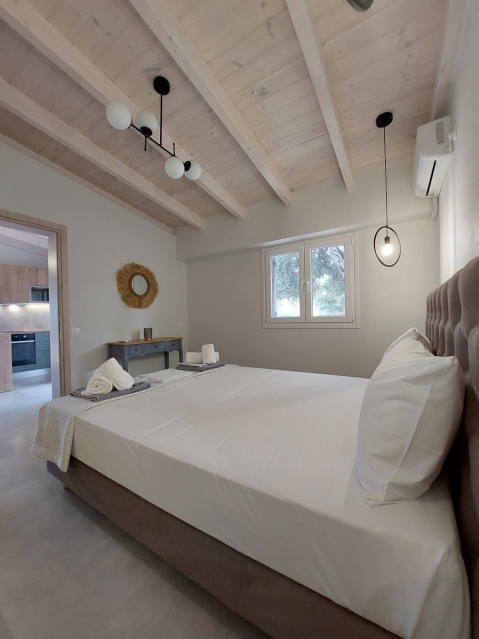 Bed, Bedroom, towels