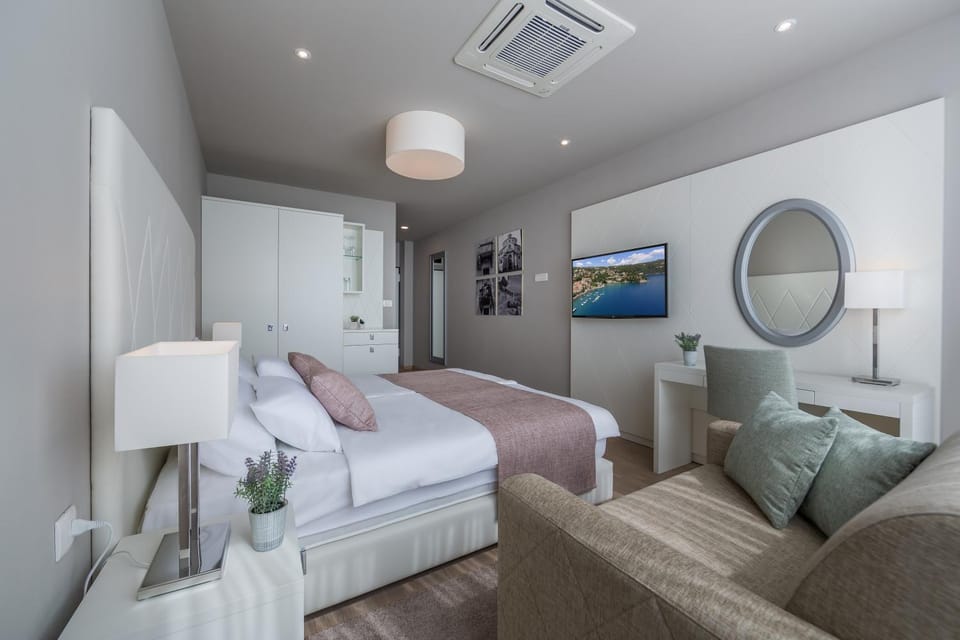 Bed, Photo of the whole room, Decorative detail, Seating area, Sea view, Sea view