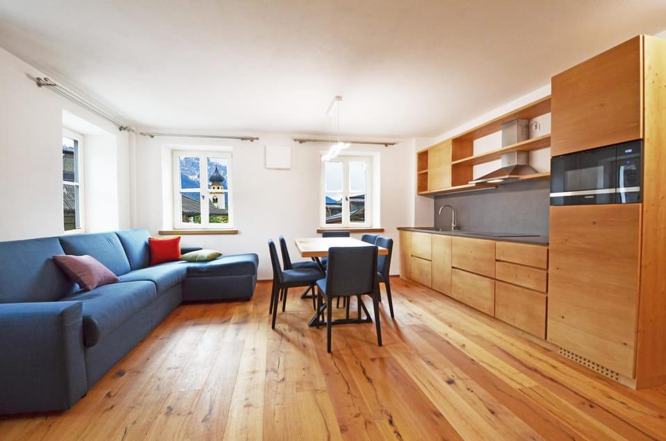 Coffee/tea facilities, Kitchen or kitchenette, Living room, Seating area, Dining area