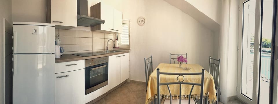 Kitchen or kitchenette, Seating area, oven