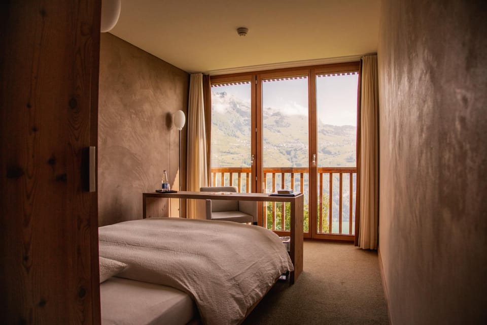 Photo of the whole room, Mountain view