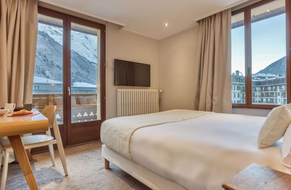Bed, Natural landscape, TV and multimedia, Photo of the whole room, Bedroom, Mountain view