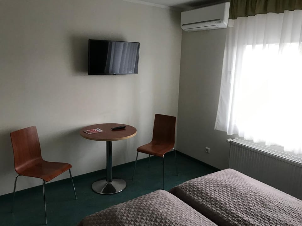Communal lounge/ TV room, Bed, TV and multimedia, Photo of the whole room, Seating area, Bedroom, air conditioner