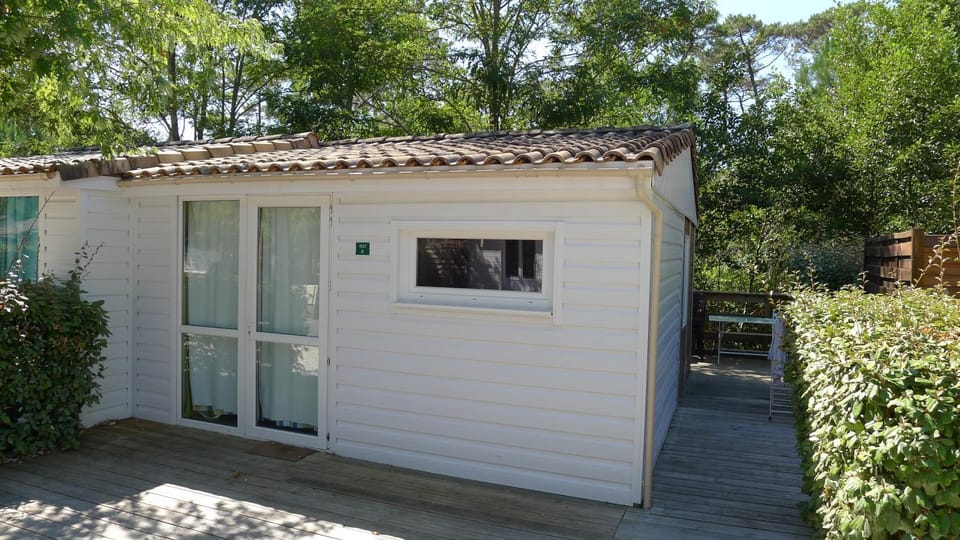 Facade/entrance, Area and facilities