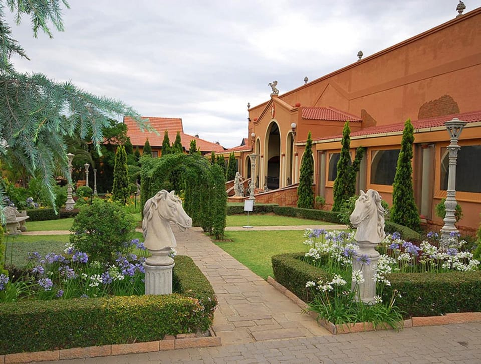 Facade/entrance, Garden, Banquet/Function facilities, Meeting/conference room