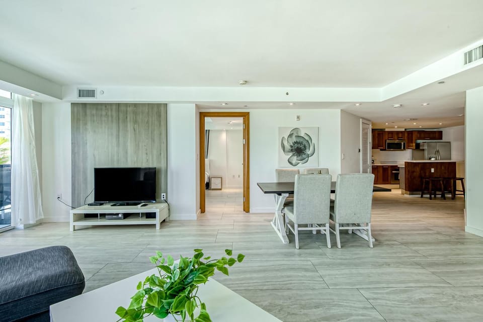 Modern Ocean Drive Condo in the Heart of Sobe! Apartment in Flamingo Lummus