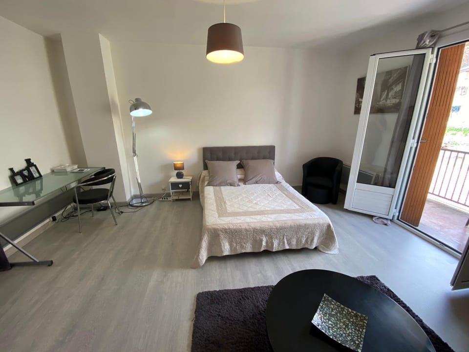 Bed, Photo of the whole room, Seating area, Bedroom