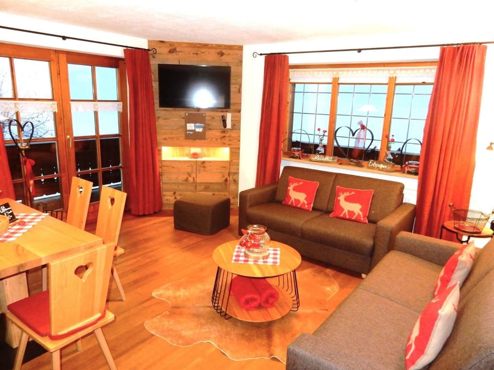 TV and multimedia, Balcony/Terrace, Living room, Photo of the whole room, Seating area, Dining area, Garden view, Lake view, Mountain view, heating, internet