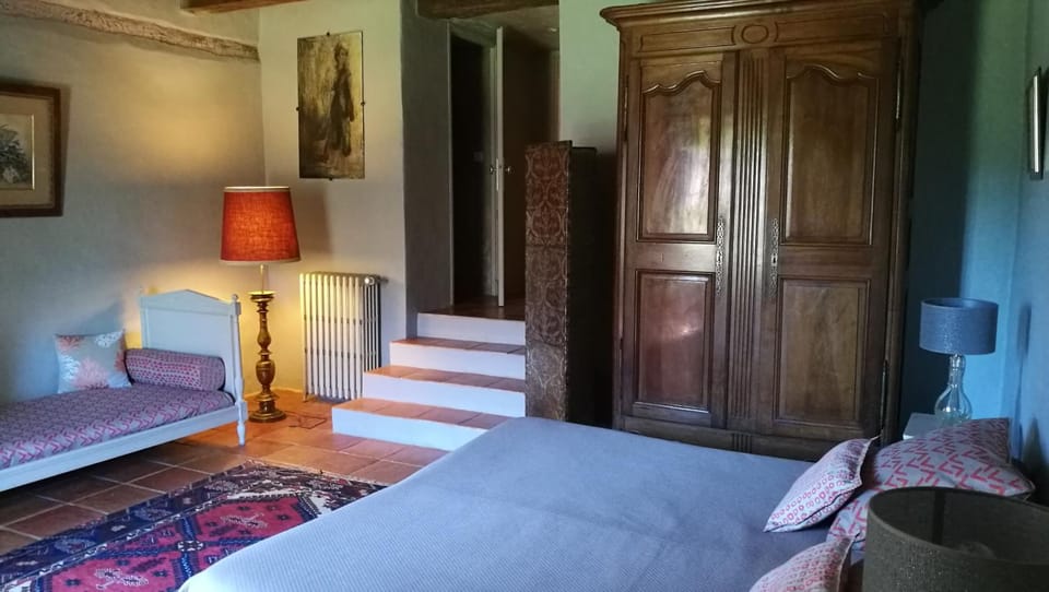Bed, Photo of the whole room, cot
