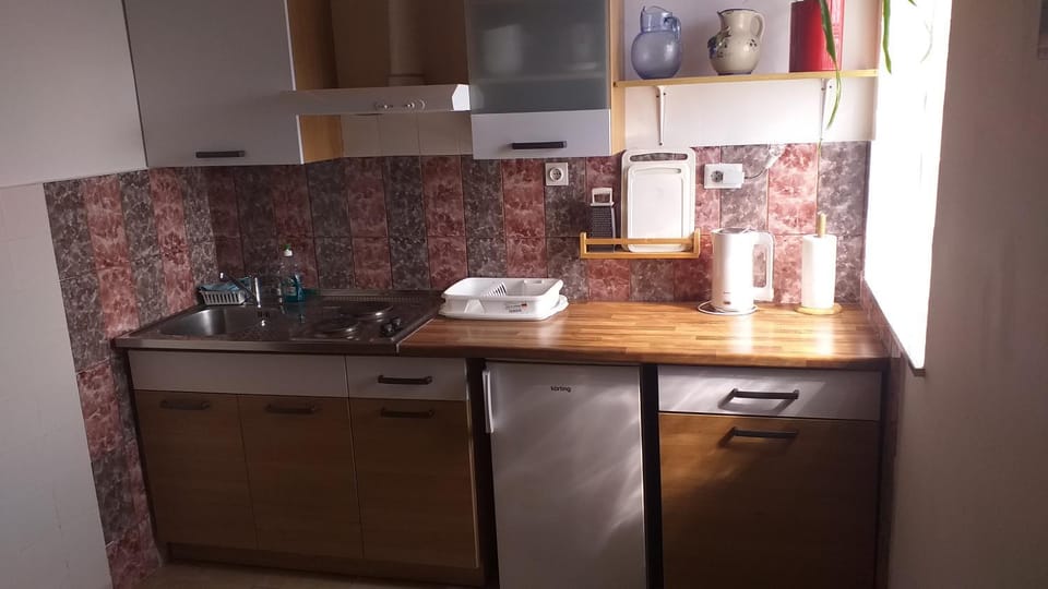 Coffee/tea facilities, Kitchen or kitchenette, stove