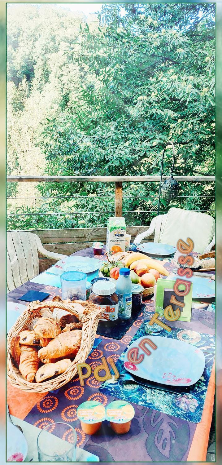 Food and drinks, Dining area, Breakfast, Continental breakfast