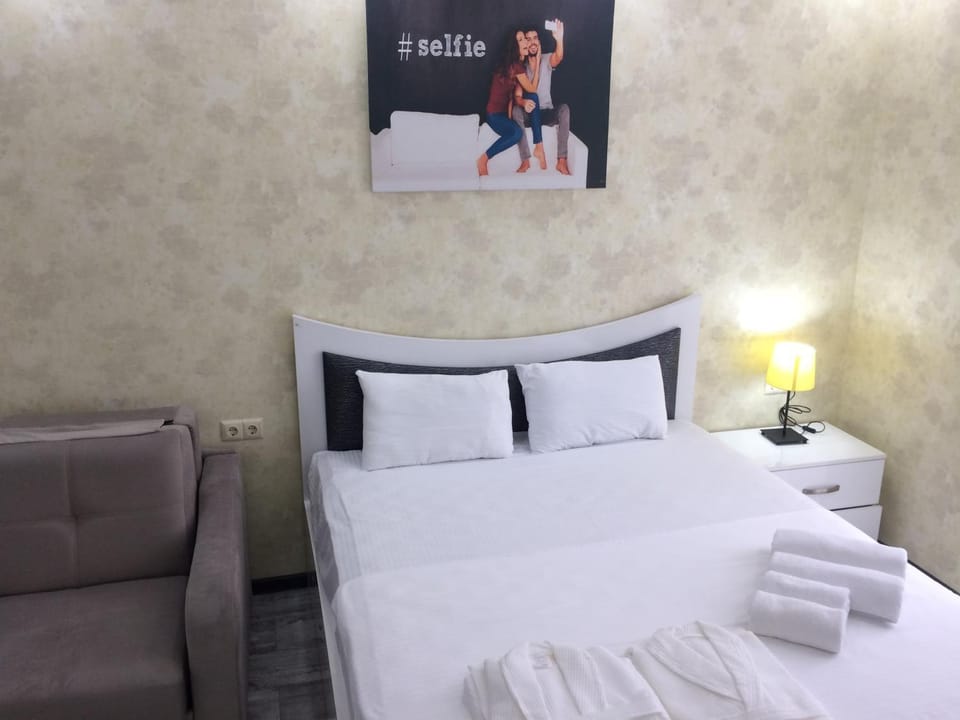 Bed, Photo of the whole room, Decorative detail, towels