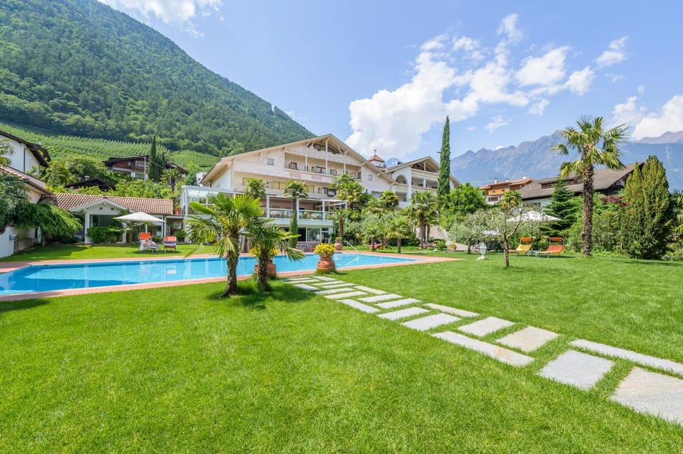 Property building, Garden, Swimming pool, Swimming pool