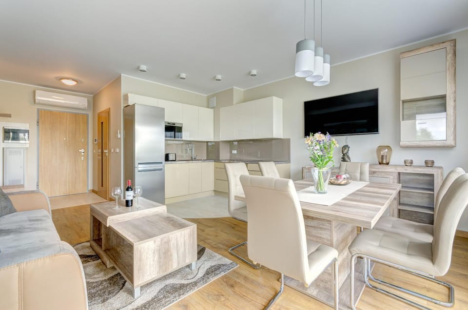 Kitchen or kitchenette, Living room, Seating area, Dining area