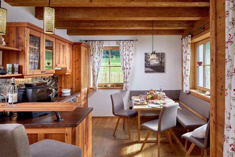 Coffee/tea facilities, Seating area, Dining area, Breakfast