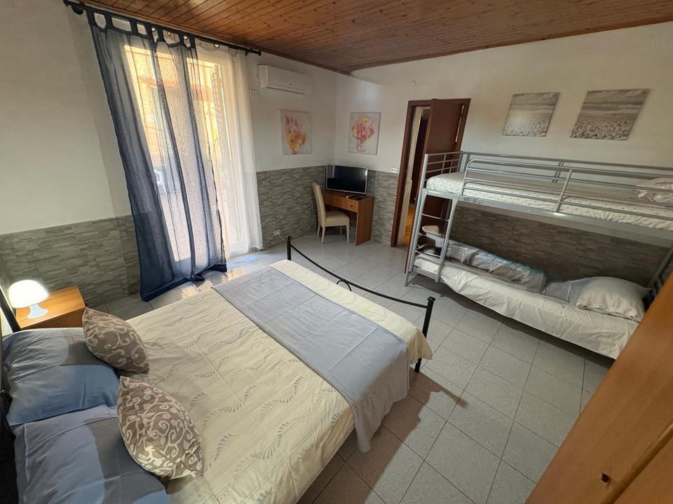 Bed, Photo of the whole room, Bedroom, bunk bed