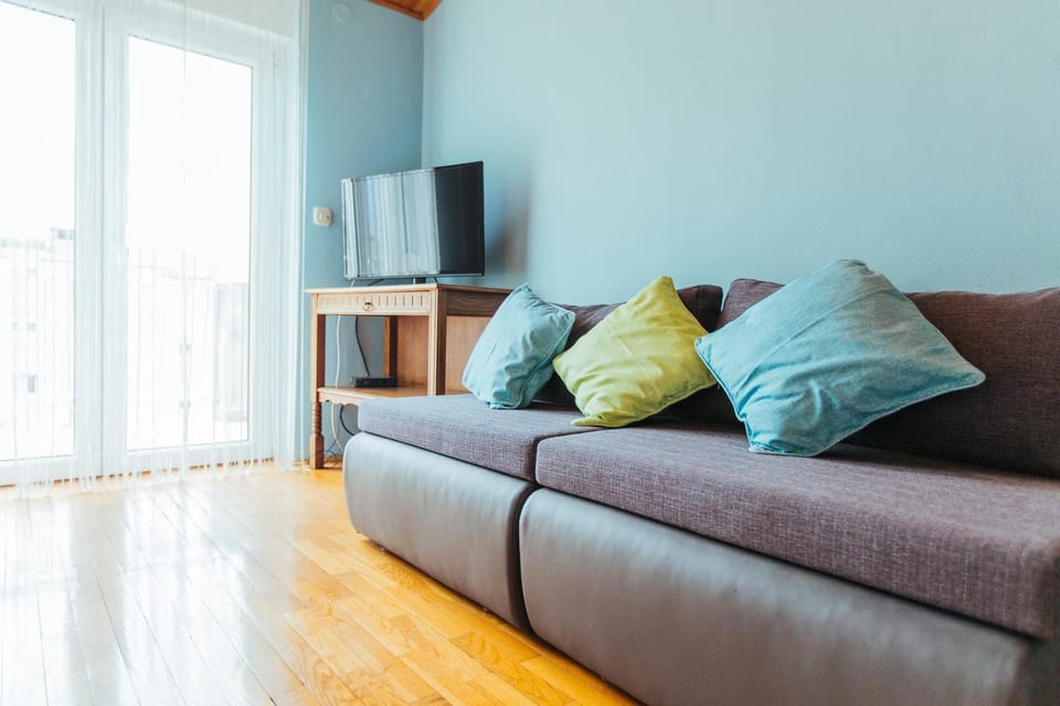 TV and multimedia, Seating area, Bedroom